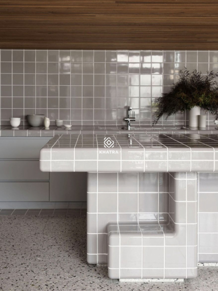 Gạch thẻ vuông Light Grey ốp đảo bếp