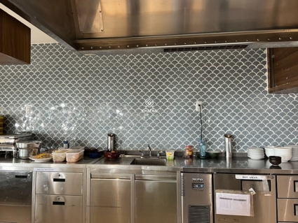 Gạch vảy cá men rạn màu Grey ốp tường bếp