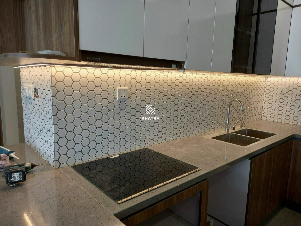 Gạch mosaic lục giác trắng ốp bếp