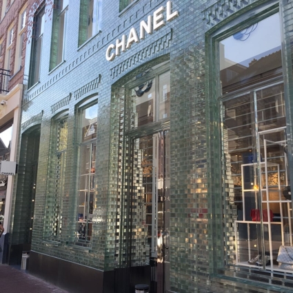 Gạch kính ốp mặt tiền cửa hàng Chanel