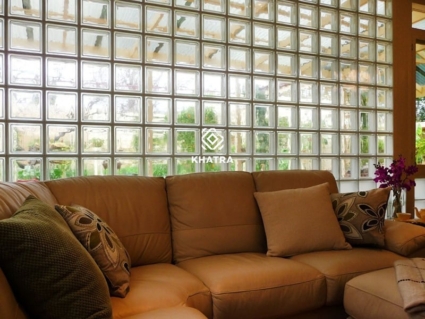 Gạch kính ốp tường phòng khách lấy sáng