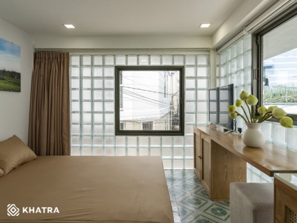 Ốp tường ngăn phòng ngủ bằng gạch kính lấy sáng