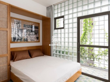 Thi công ốp gạch kính phòng ngủ