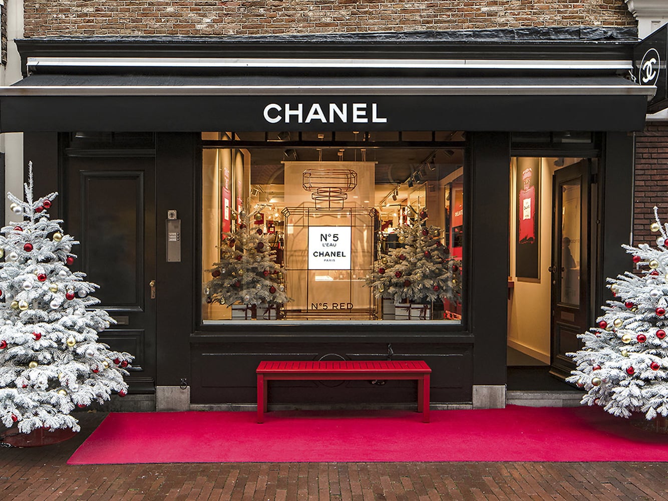 Cửa hàng Chanel ở Amsterdam trang trí Noel