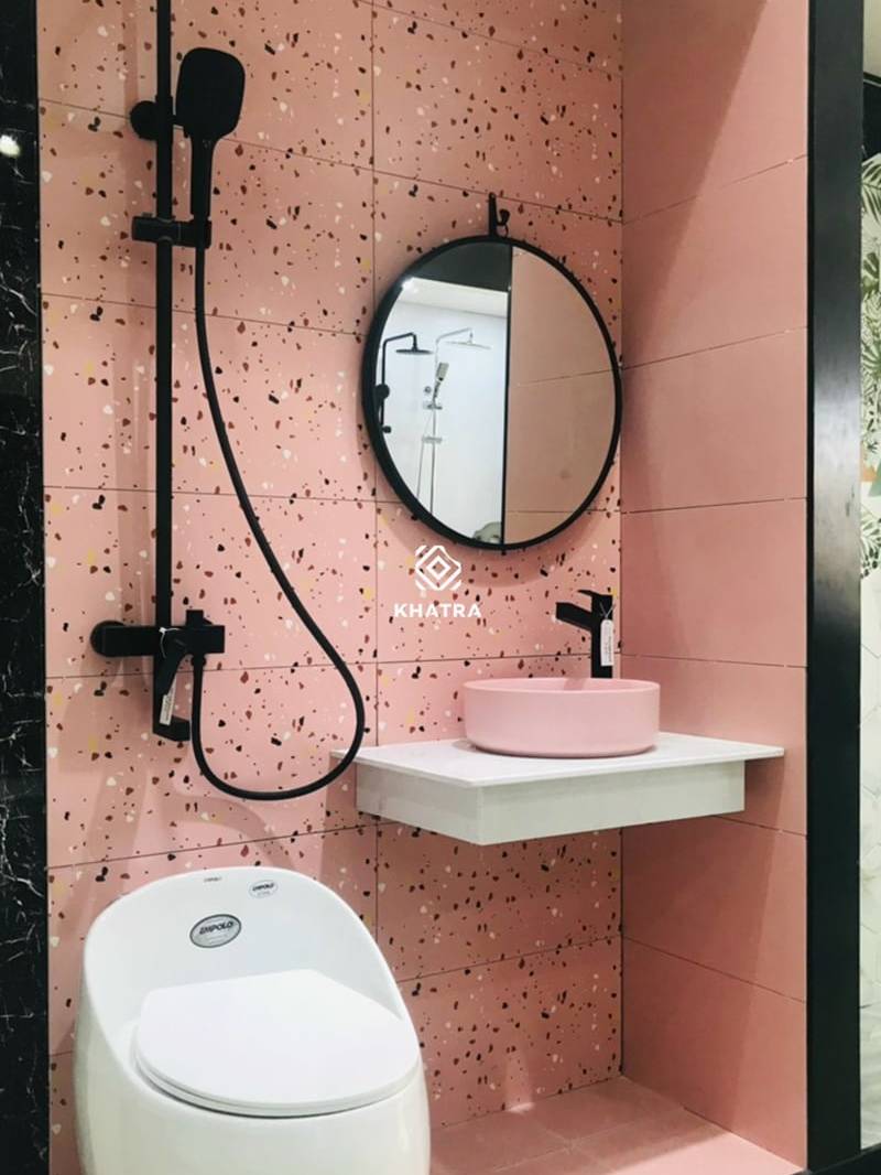 Gạch terrazzo TERA363 phối gạch hồng ốp tường toilet