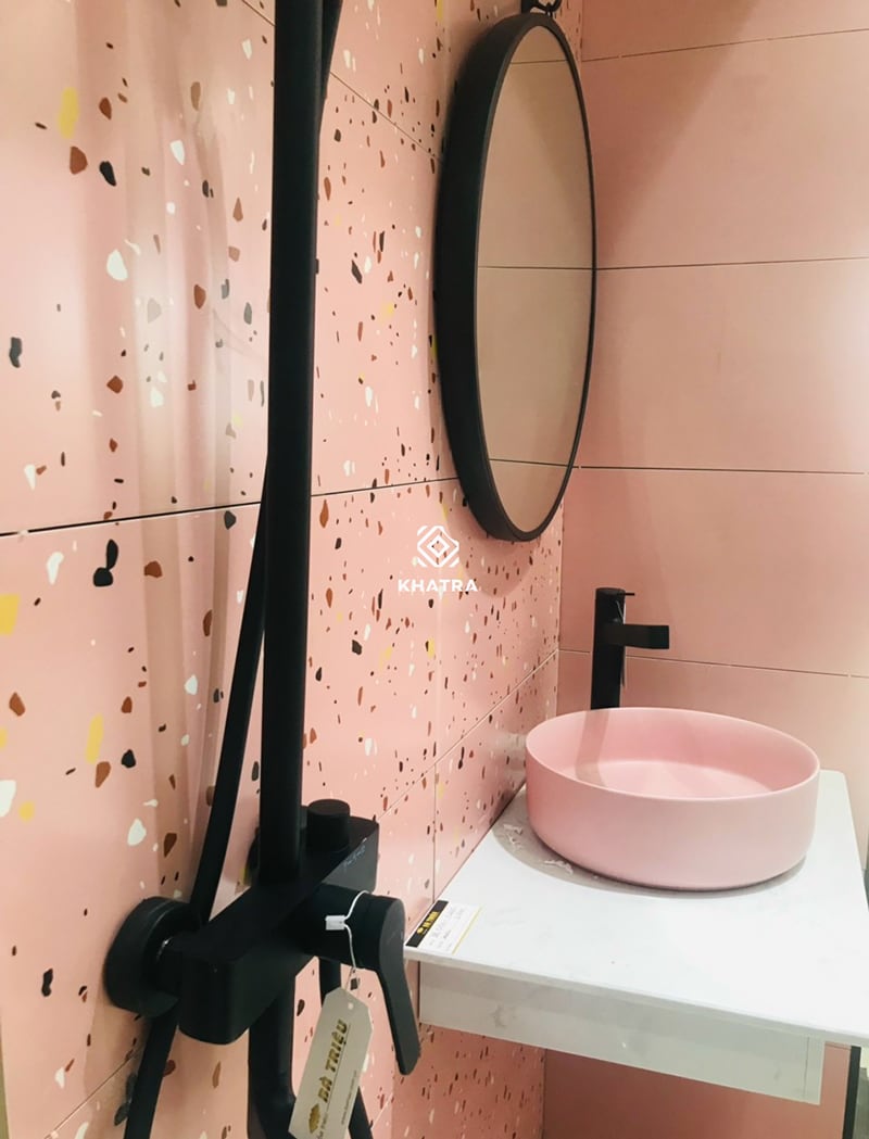 Gạch terrazzo TERA363 phối gạch hồng ốp tường phòng tắm