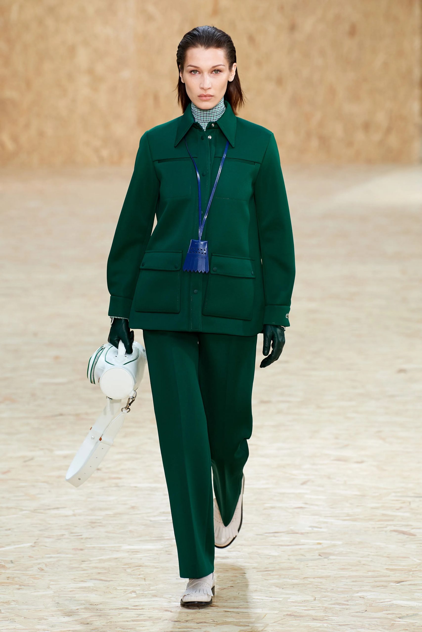 Bella Hadid mở đầu san diễn Lacoste Thu/Đông 2020 với trang phục xanh