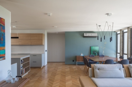 Phòng khách thông với bếp của căn hộ 2PN 100m2