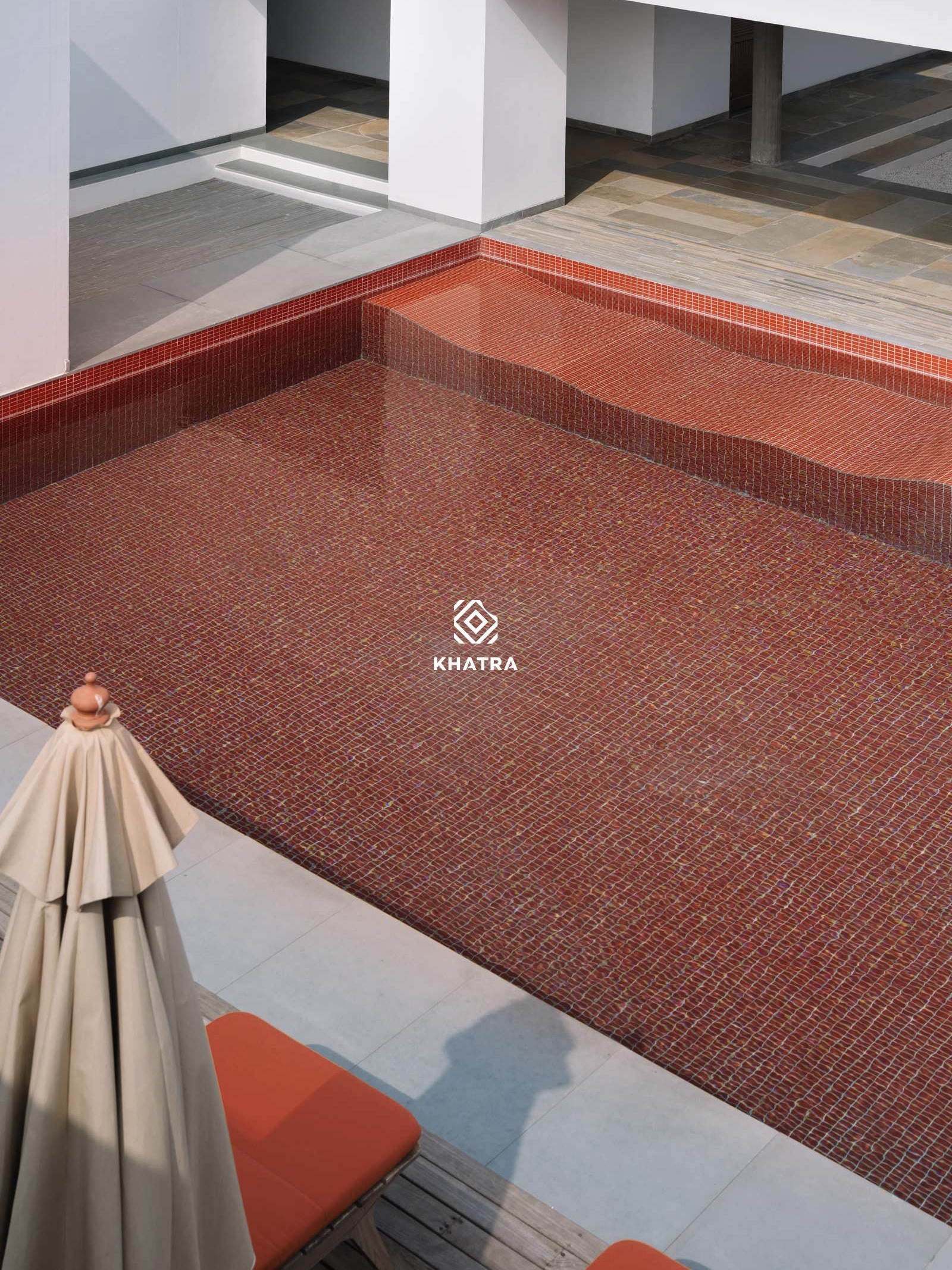 Gạch Mosaic đỏ ốp hồ bơi