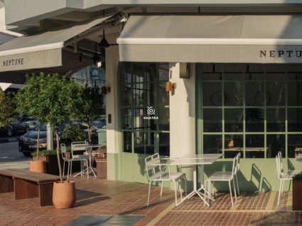 Gạch đỏ lát sân mặt tiền quán cafe