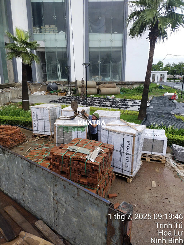 Giao hàng tại chân công trình Pullman Ninh Bình